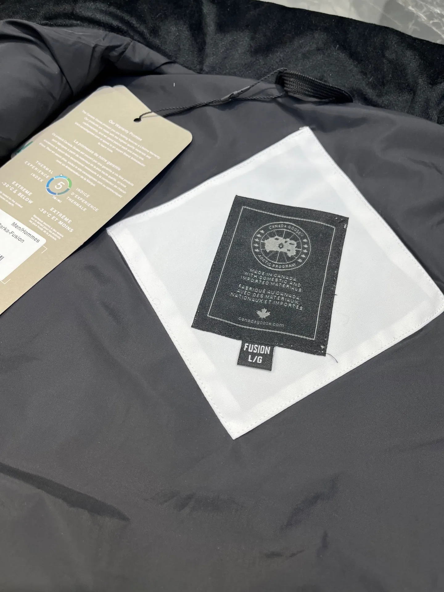 P380 🇨🇦Canada Goose""🇨🇦🌟 (Pure white non-refundable) Garson down vest has always been recognized as the warmest down jacket. Various Instagram celebrities, Internet celebrities, and celebrities often wear it for street photos. I make Canada Goose every year, but I still can't get rid of my love for it. No matter how cold the days are, there is no need to be afraid, because there is! Filled with 90% white duck down, it is the legendary warmest down jacket and is known as a must-have for Arctic outdoor sports! The most popular down jacket in the world, celebrities are rushing to buy it, it is a must-have!  Size: XS to 2XL